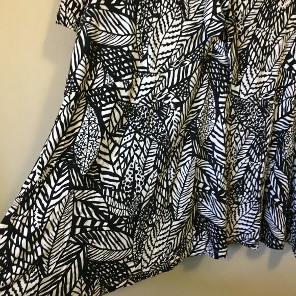 Penningtons Tropical B&W Leaf Bow Tie Collar Viscose Tee - Picture 8 of 12